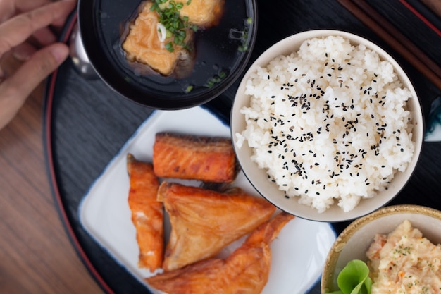 Bouchent la cuisine japonaise Saumon Teriyaki avec jeu de riz servi sur une table en bois.