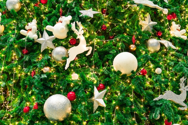 Bouchent la décoration d'arbre de Noël avec des boules, des étoiles d'argent et des rennes blancs. Fond de Noël.