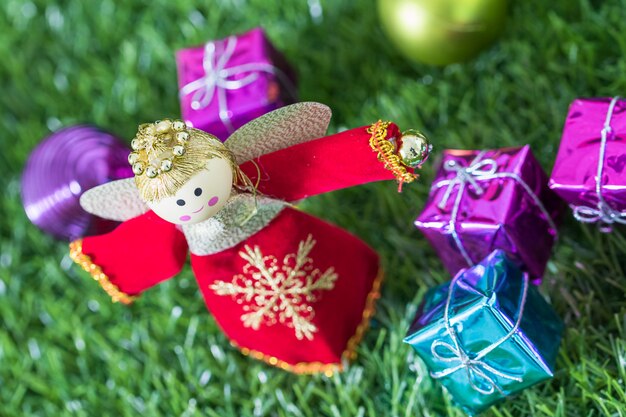 Bouchent la décoration de Noël sur l'herbe