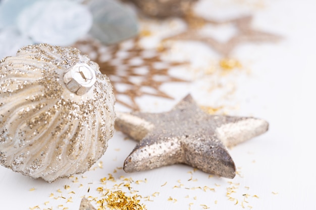 Photo bouchent les décorations de noël sur la table