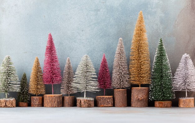 Bouchent les décorations de Noël sur la table