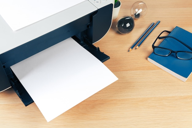 Photo bouchent l'écran de l'imprimante moderne au bureau