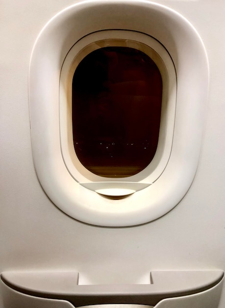 Photo bouchent la fenêtre d'urgence et l'avion de porte