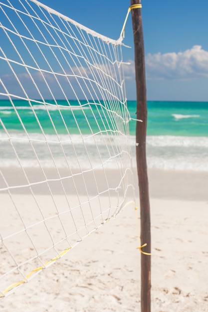 Bouchent filet de basket sur la plage exotique tropicale vide