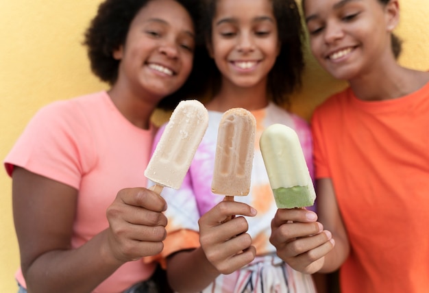 Photo bouchent les filles souriantes avec de la crème glacée