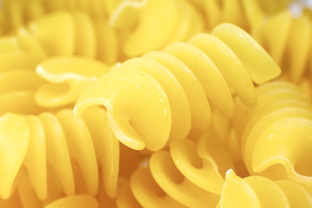 Bouchent le fond de fusilli de pâtes en spirale non cuites.