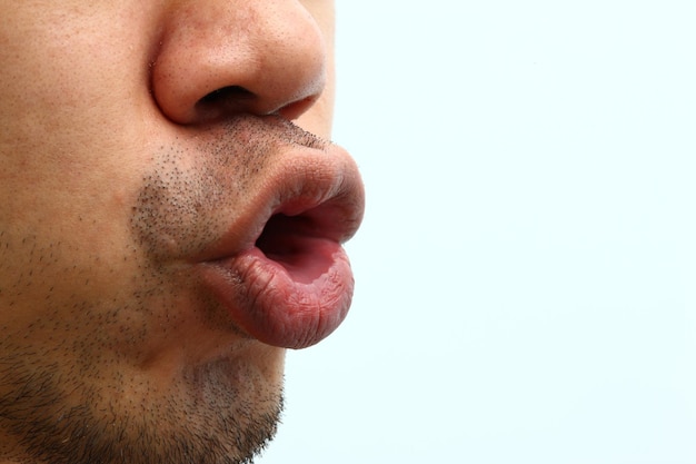 Bouchent la forme de la bouche pour la prononciation isolée sur fond blanc