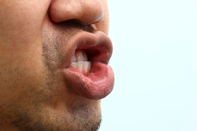 Bouchent la forme des lèvres de la bouche pour la prononciation isolée sur fond blanc