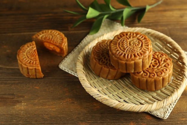 Bouchent les gâteaux de lune avec un fond en bois.