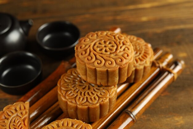 Bouchent les gâteaux de lune avec un fond en bois.