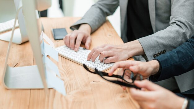 Bouchent les gens d'affaires occasionnels travaillant au bureau