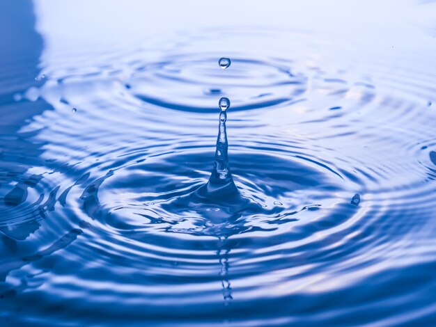 Bouchent la goutte d&#39;eau sur fond bleu