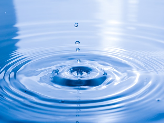 Bouchent la goutte d&#39;eau sur fond bleu