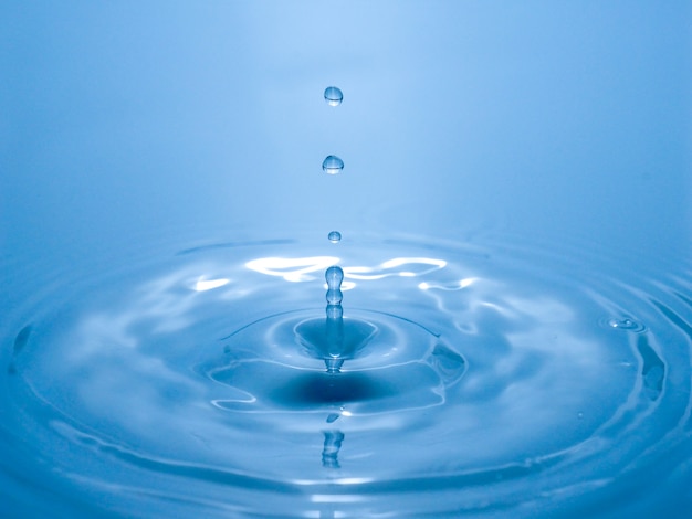 Bouchent la goutte d&#39;eau sur fond bleu