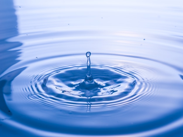 Bouchent la goutte d&#39;eau sur fond bleu