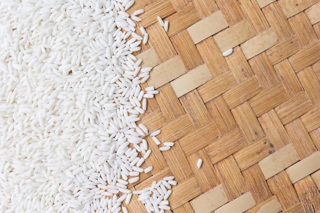 Bouchent les grains de riz sur un panier en bois