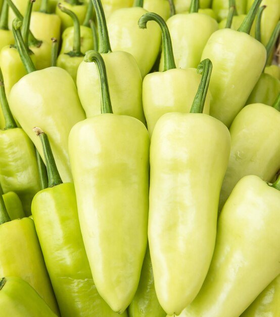 bouchent groupe de poivrons verts.