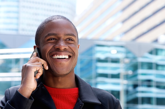 Bouchent heureux guy africain parler sur téléphone mobile