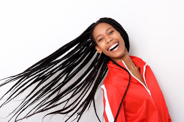 Bouchent joyeuse jeune fille en veste rouge et long cheveux tressés sur fond blanc