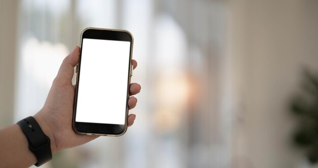 Bouchent la main de femme à l&#39;aide d&#39;un téléphone intelligent avec écran blanc au café café