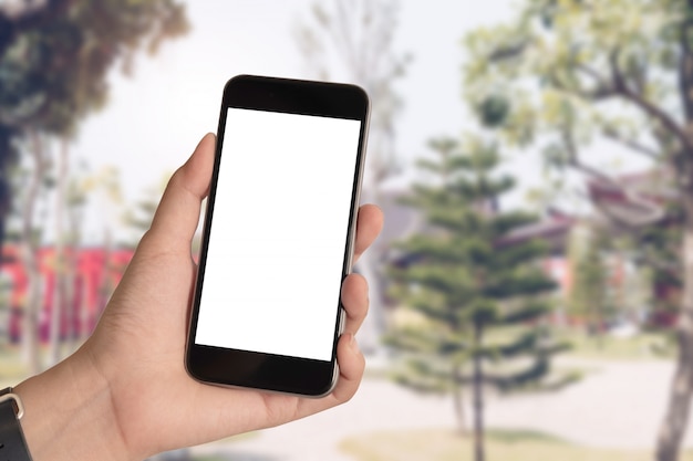 Bouchent la main de femme à l&#39;aide d&#39;un téléphone intelligent avec un écran blanc au parc de hinoki.