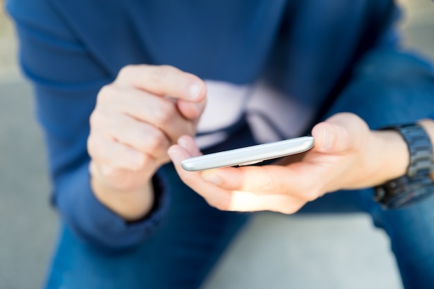 Bouchent la main de la femme à l&#39;aide de téléphone portable