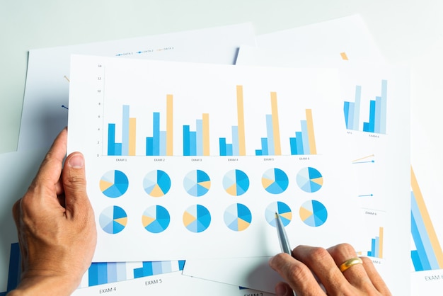 Bouchent la main de l&#39;homme d&#39;affaires avec l&#39;analyse comptable du rapport financier.