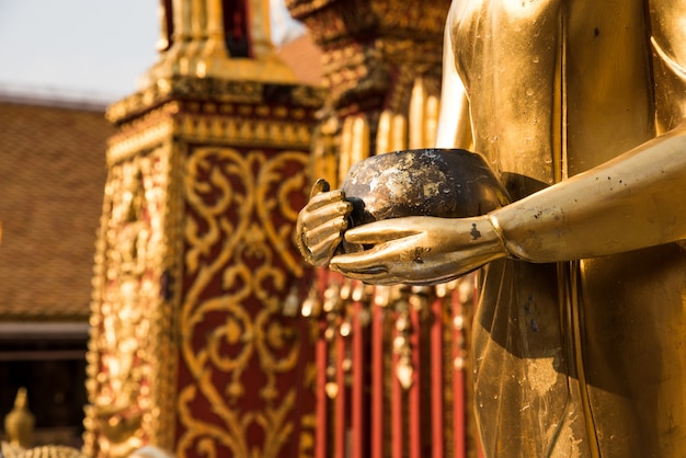 bouchent la main de la statue de Bouddha en or bouddhiste religieux.