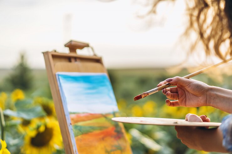 Photo bouchent les mains de l'artiste féminine tenant le pinceau et la palette avec des peintures à l'huile.