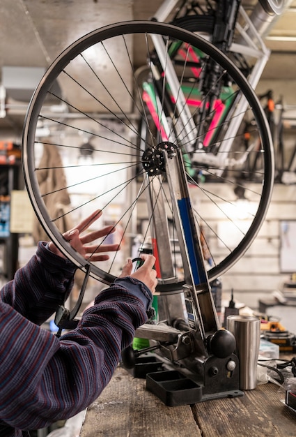 Photo bouchent les mains gonflant la roue de vélo