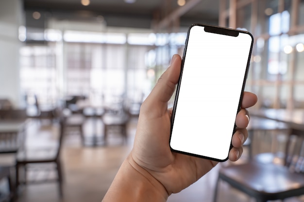 Bouchent les mains de l&#39;homme à l&#39;aide de la technologie des téléphones intelligents et des technologies téléphoniques