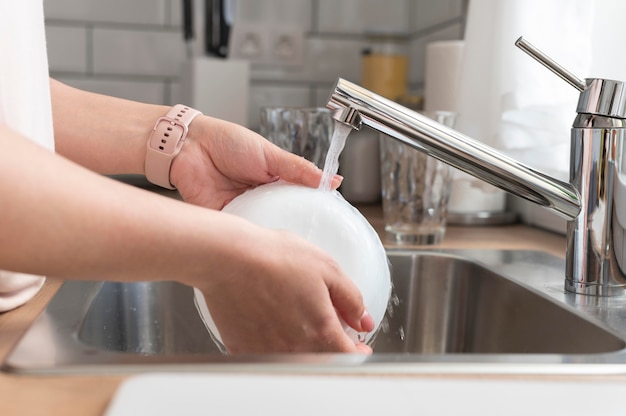 Photo bouchent les mains lave-vaisselle