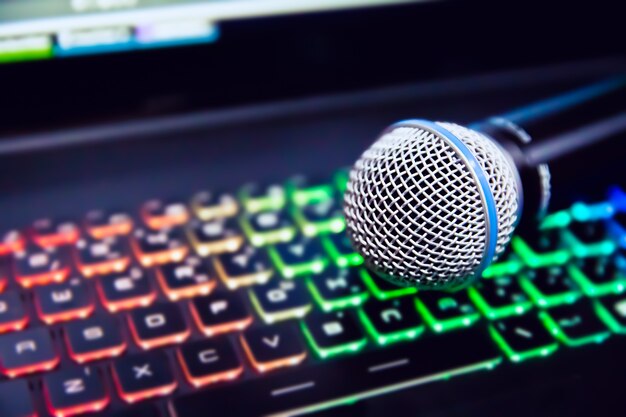 Bouchent le microphone sur le clavier d'éclairage de l'ordinateur portable.