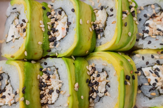 Bouchent les morceaux de rouleau de maki à l'avocat