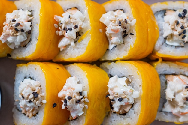 Bouchent les morceaux de rouleau de maki à la mangue