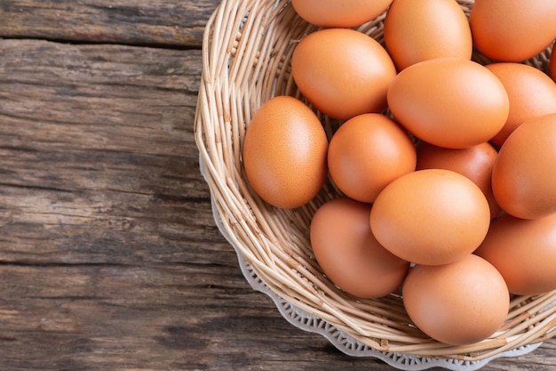 Bouchent les œufs de poule sur table en bois