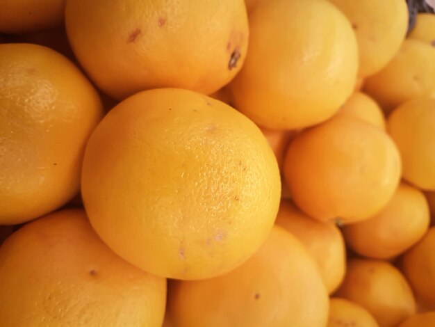 Bouchent les oranges fraîches sur le comptoir