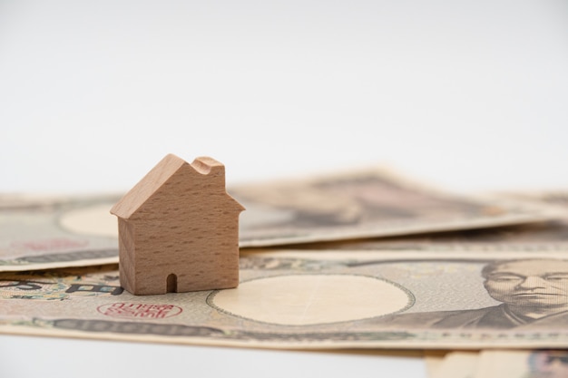 Bouchent la petite maison en bois sur le billet de banque en monnaie japonaise yen. Japon économie de l’industrie immobilière.
