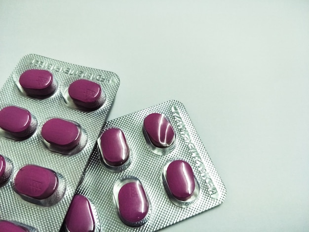 bouchent la pilule de médecine dans le paquet de pilules et de capsules de médecine