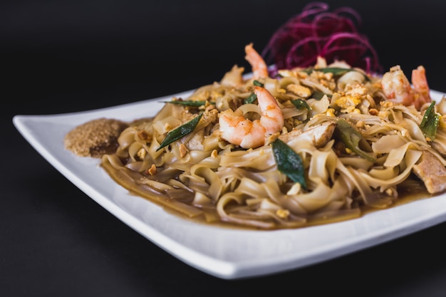 Photo bouchent le plat thaï pad pad de crevettes