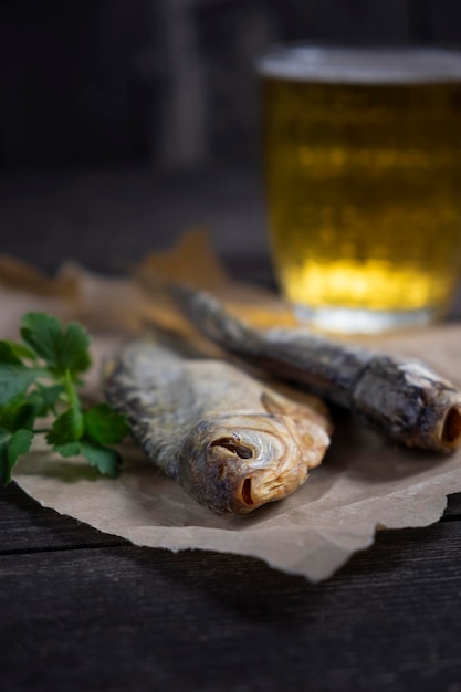 Bouchent le poisson séché vintage verre de bière sur un fond en bois foncé Vue de dessus