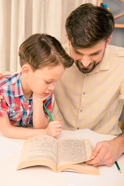 Bouchent le portrait de beau livre de lecture de père à son fils