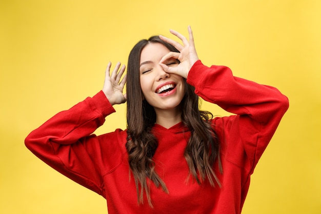 Bouchent le portrait de la belle femme caucasienne joyeuse souriante