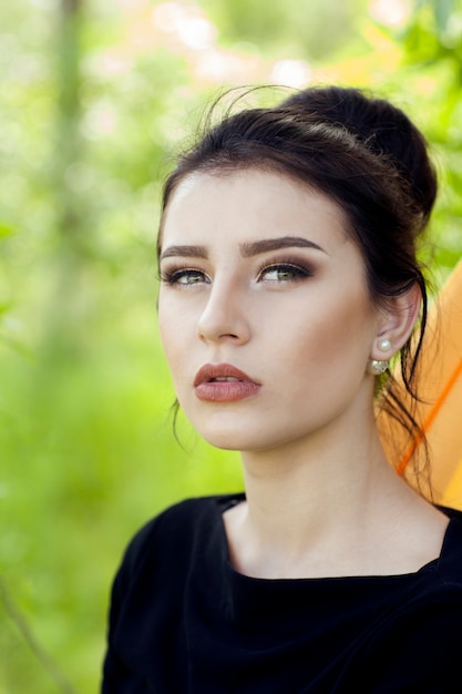 Photo bouchent le portrait de la belle femme dans la nature