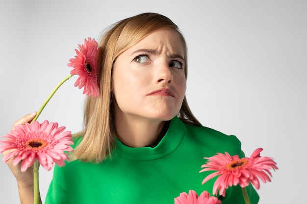 Bouchent le portrait d'une belle femme avec des fleurs