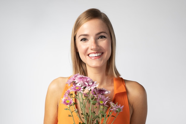 Photo bouchent le portrait d'une belle femme avec des fleurs