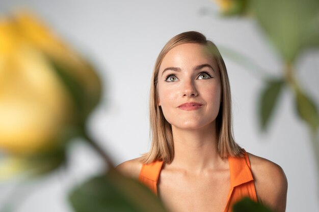 Photo bouchent le portrait d'une belle femme avec des fleurs