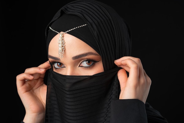 Bouchent le portrait de la belle fille musulmane vêtue de hijab