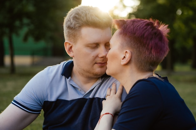 Bouchent le portrait d'un couple d'amoureux