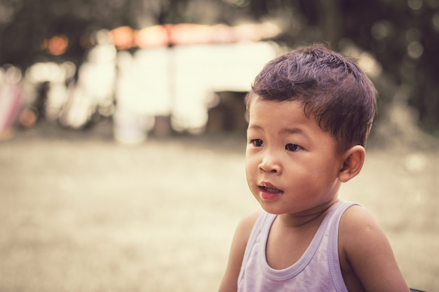 Photo bouchent le portrait d'un enfant garçon triste.